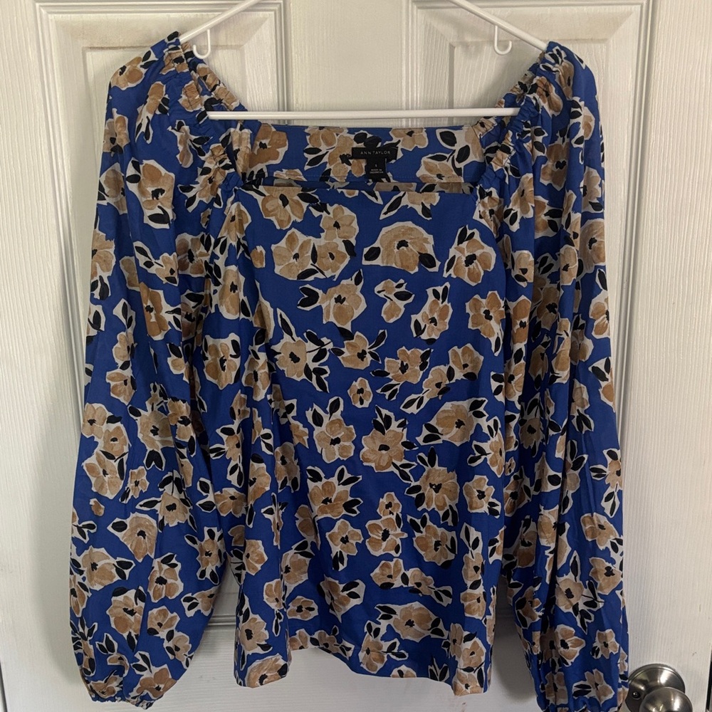 Ann Taylor Blue Blouse with Tan Floral Design size S - Picture 2 of 11